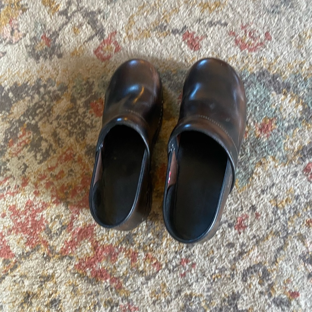 Sanita dark brown clogs